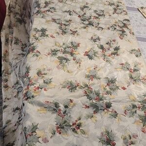 Ivory Holly Tablecloth + 6 napkins